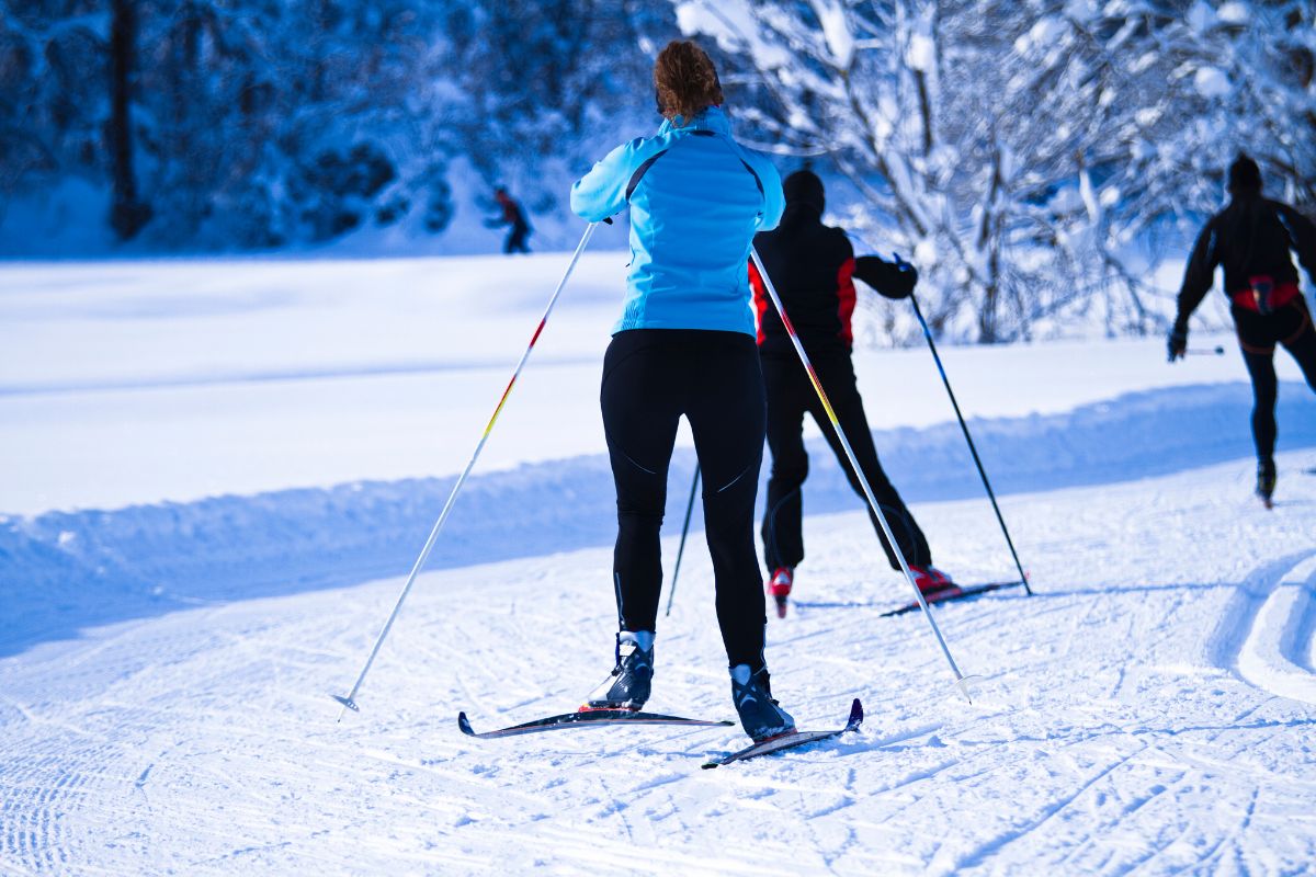 Exercice de fitness en plié seconde position pour renforcer les quadriceps et les adducteurs.